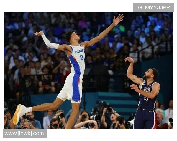 新星对决!文班亚马挑战东契奇 西部次席之争谁能笑到最后?